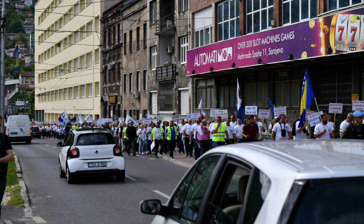 Nezadovoljni Radnici Danas Na Ulicama Sarajeva Smanjite Poreze I