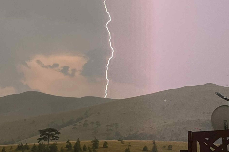 Estoko Nevrijeme Poharalo Srbiju Tornado O Tetio Brojne Ku E