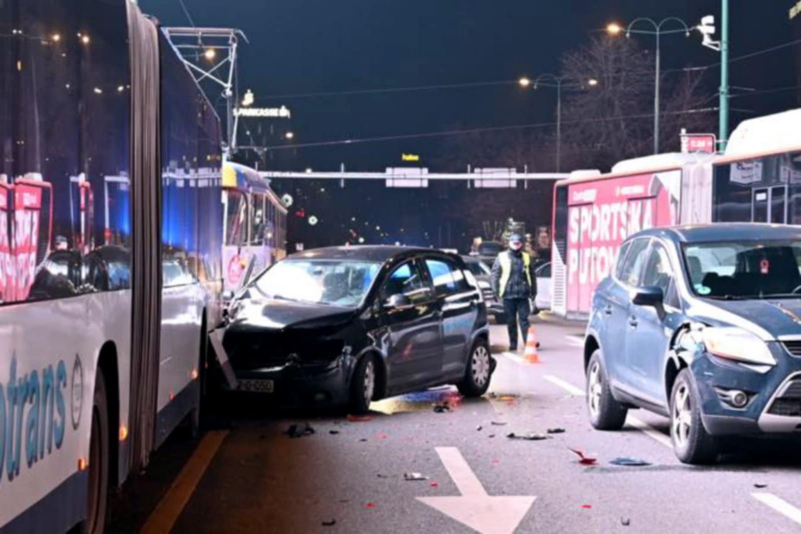 Nesreća u Sarajevu Automobil se zabio u autobus obustavljen