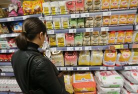 Potrošači na dvostrukoj muci: Pakovanja hrane sve manja, a cijene samo rastu
