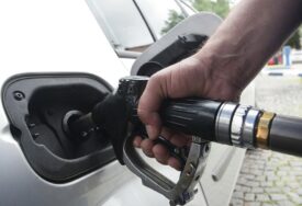 Na globalnim tržištima rekordno niska cijena nafte, ali se u BiH ne smanjuje. Ekonomski analitičar objašnjava zašto
