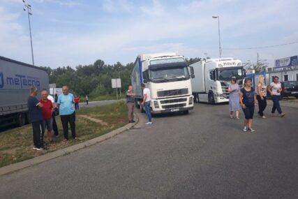 Udar na transport u podne: Prevoznici blokiraju teretne granične terminale
