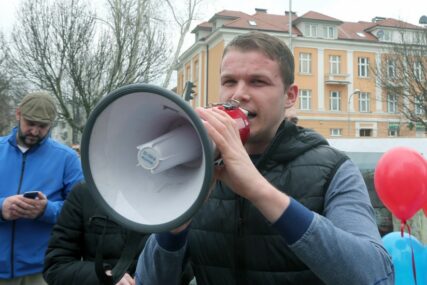 Banja Luka: Stanivuković okupio više stotina građana da protestvuju protiv skupštinske većine