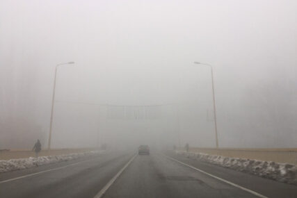 BIHAMK: Saobraća se po mokrom ili vlažnom kolovozu, magla i niska oblačnost smanjuju vidljivost