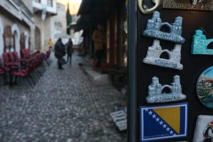 'Da nije tužno bilo bi smiješno' Asfaltiranje trotoara u Mostaru postalo hit na društvenim mrežama