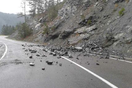 Na putu Foča-Goražde usporen saobraćaj, upozorenje na učestale odrone i poledicu na pojedinim cestama