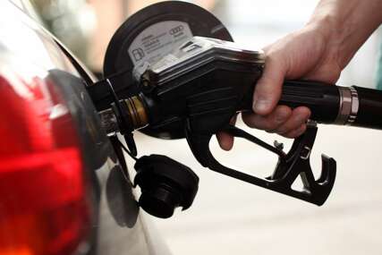 Pada cijena nafte, ali ne i goriva u BiH