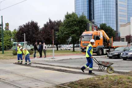 Radnike na gradilištu dočekali neprijatni prizori: Polupana stakla na mašinama za rekonstrukciju tramvajske pruge u Sarajevu