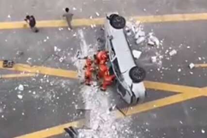 Automobil "kineskog Tesle" pao s trećeg sprata zgrade