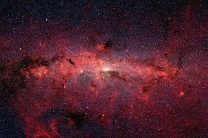 Astronomi otkrili najbrže rastuću crnu rupu