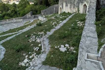UABNOR: Dokle je stigla istraga o vandalizmu na Partizanskom groblju u Mostaru?