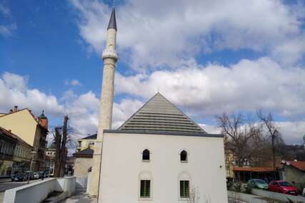 Srbijanski turisti željeli posjetiti džamiju u Tuzli, a ono što im se tamo desilo dugo će se prepričavati