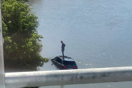 Nesvakidašnja nesreća u Doboju: Vozač sletio u rijeku, pa na krovu čekao pomoć