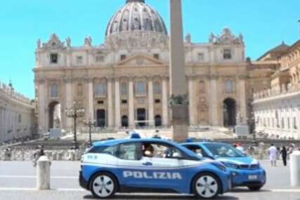 Drama u Vatikanu: Albanac autom probio zaštitnu ogradu
