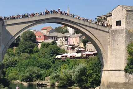 Paklene vrućine u Mostaru: Ispod Starog mosta izmjereno 50 stepeni