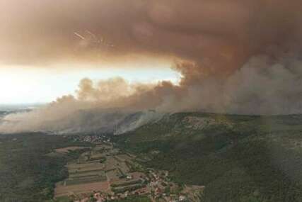 Stanje na Krasu kritično, požar se vidi iz svemira