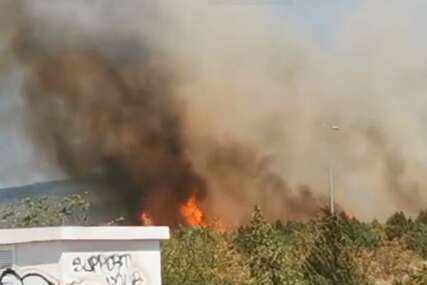 Veliki požar kod Mostara: Vatrogasci se bore s vatrom, dim obustavio saobraćaj