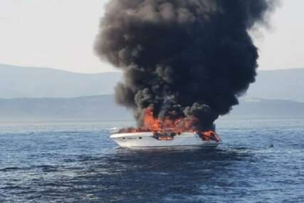 U moru kod Splita zapalila se brodica, spašene četiri osobe