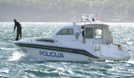 Žena se utapala kod Makarske: Policija pucala u zrak da dozove brod, spašena je