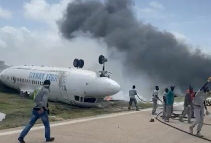 Avion koji je prevozio više od 30 putnika prevrnuo se dok je slijetao na aerodrom