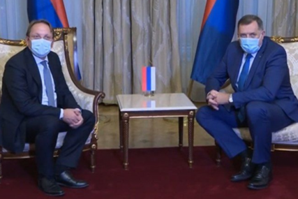 Komšić: Varhelyi je Dodiku omogućio da negira genocid