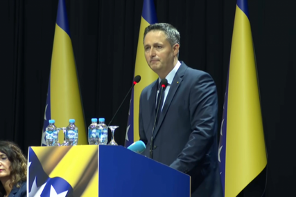 Bećirović završio svoje obraćanje i zahvalio liderima opozicije: Moramo zajedno pobijediti siromaštvo, strah, tenzije i lopovluk