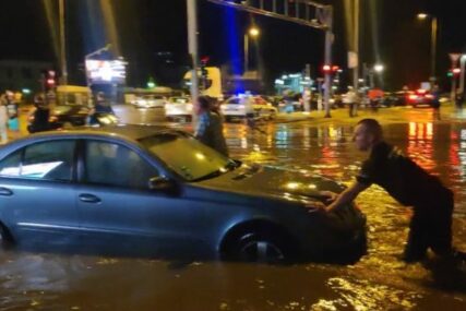 Gradonačelnik Beograda izgleda da zna ko je kriv za poplave. Bog