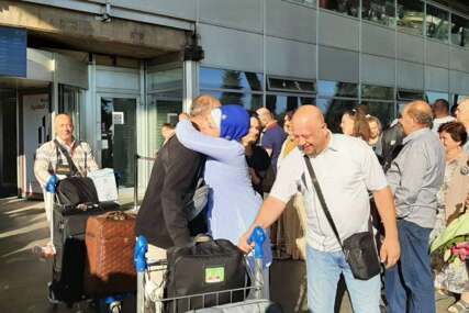 Prva grupa hadžija sletila na aerodrom u Sarajevu: Susret sa najbližima i suze radosnice