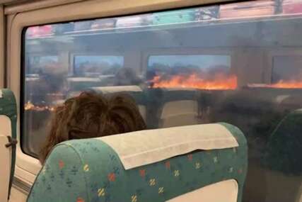 Zastrašujući snimak iz Španije: Voz zastao usred šume dok se sa obje strane približava vatra, putnike uhvatila panika