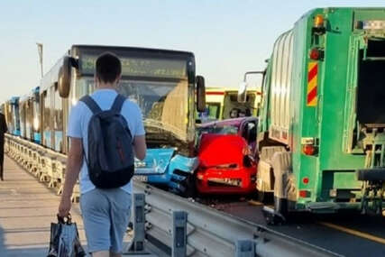 Teška nesreća u Zagrebu, automobil zgnječen između kamiona i autobusa