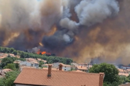 Buknuo veliki požar u Puli: Izgorjelo više kuća, dio grada bez struje