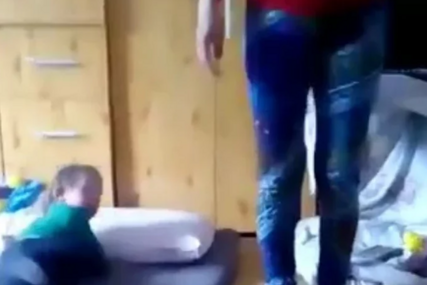 Majka divljački tuče bebu, njen brat sve snimio: Jeziv snimak iz Obrenovca koji se pojavio na društvenim mrežama
