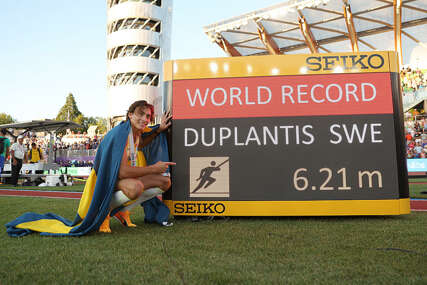 Armand Duplantis oborio svjetski rekord u skoku s motkom, preletio 6,21 metara