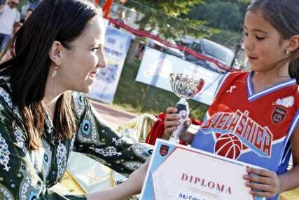 „Košarka bez granica 2022“: Gradonačelnica Karić uručila medalje učesnicima kampa