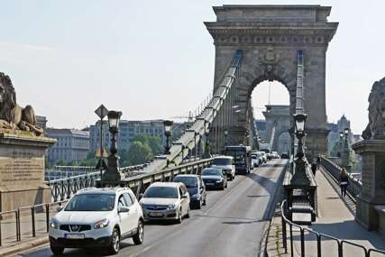 Prizor iz Budimpešte obišao je svijet, pogledajte šta se događa nasred jedne od glavnih saobraćajnica
