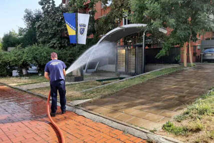 Borba s vrućinom: U centru Sarajeva vatrogasci zalijevaju zelene površine