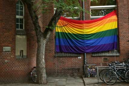 Šta ćemo sad? Džamija u Njemačkoj izvjesila zastavu duginih boja u znak podrške LGBT populaciji