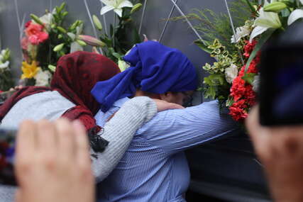 Pogledajte kako su danas iz Sarajeva ispraćeni tabuti sa srebreničkim žrtvama