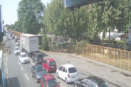 Obustave saobraćaja na nekim dionicama u BiH, na graničnim prijelazima gužve