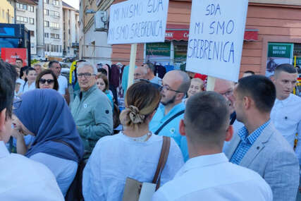 Incident u Bugojnu na šetnji za žrtve genocida u Srebrenici: Ministar Vlade SBK otimao i kidao transparente