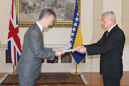 Novi britanski ambasador u BiH Julian Reilly predao akreditive Džaferoviću i započeo mandat