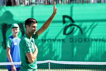 Otvoren teniski kompleks u Visokom: Novak Đoković imitirao Rafaela Nadala, a potom obradovao mališane