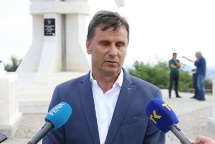 Novalić s delegacijom TK razgovarao o putnoj komunikaciji Tuzla-Doboj. Ponovo je imao izjavu za pamćenje