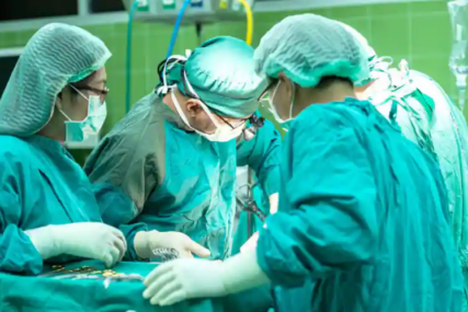 U Americi uspješno izvedeno presađivanje svinjskog srca kod dva moždano mrtva pacijenta