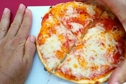 Nakon nerealnih cijena, veličina "large" pizze u restoranu na Braču izazvala rasprave 