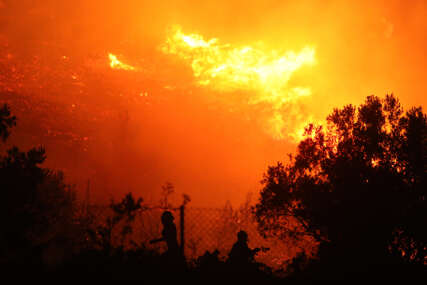 Požar guta Grčku, stigao i do glavnog grada: Kuće nestaju u plamenu, dječije bolnice evakuirane