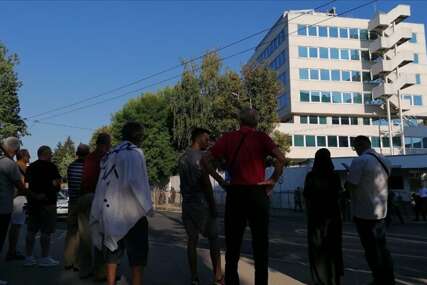Građani pristižu na proteste ispred OHR-a: Zvižduci i sirene odjekuju, čeka se reakcija
