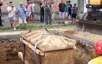 U Vinkovcima pronađen kameni sarkofag iz rimskog doba