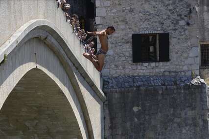 Skok sa Starog mosta u Mostaru umalo završio tragično (Video)