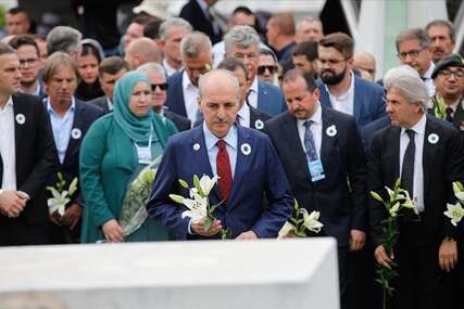 Brojne delegacije iz BiH, Evrope i svijeta položile cvijeće i odale počast žrtvama genocida u Srebrenici